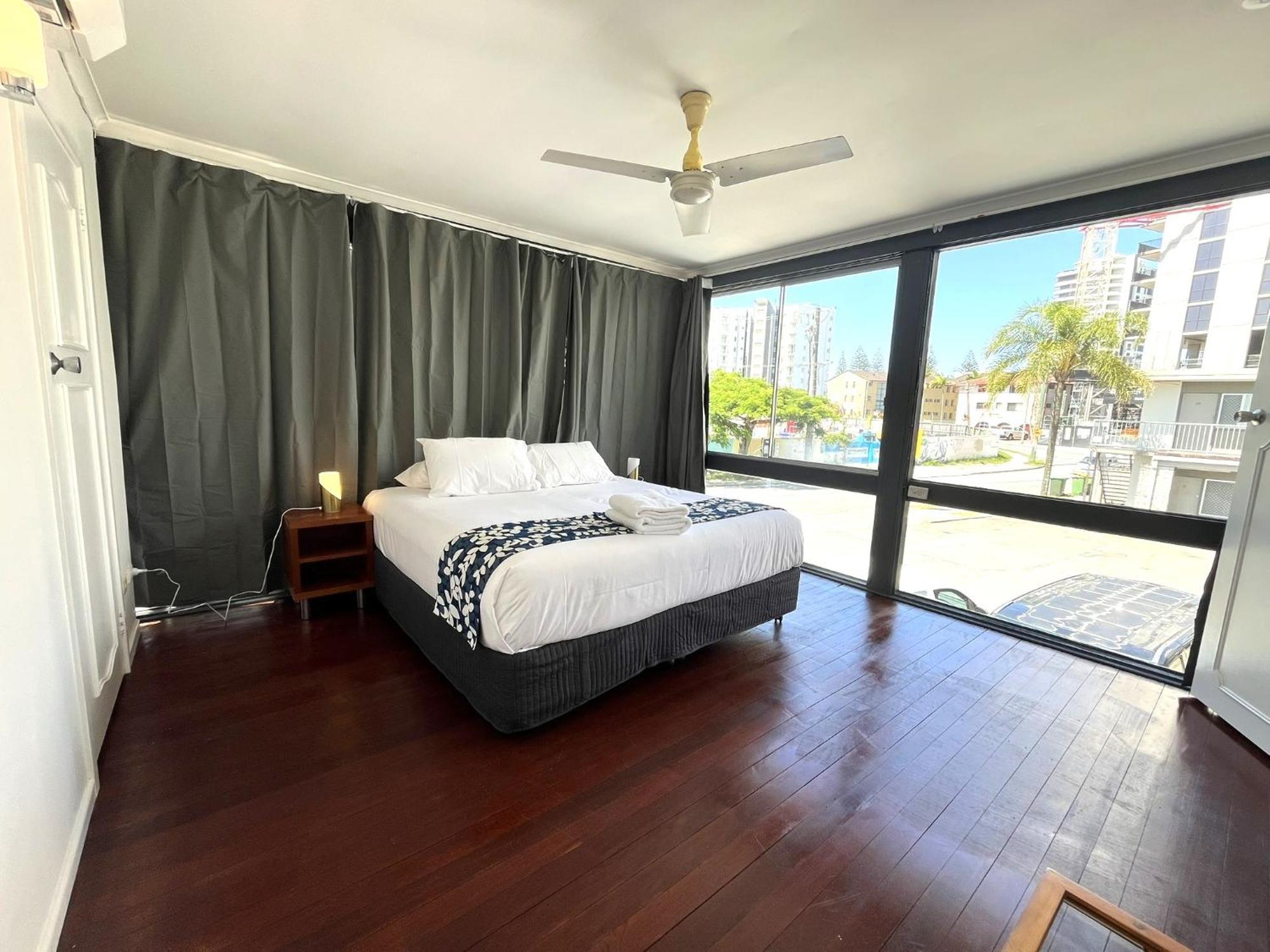 Tropicana Motel โกลด์โคสต์ ภายนอก รูปภาพ